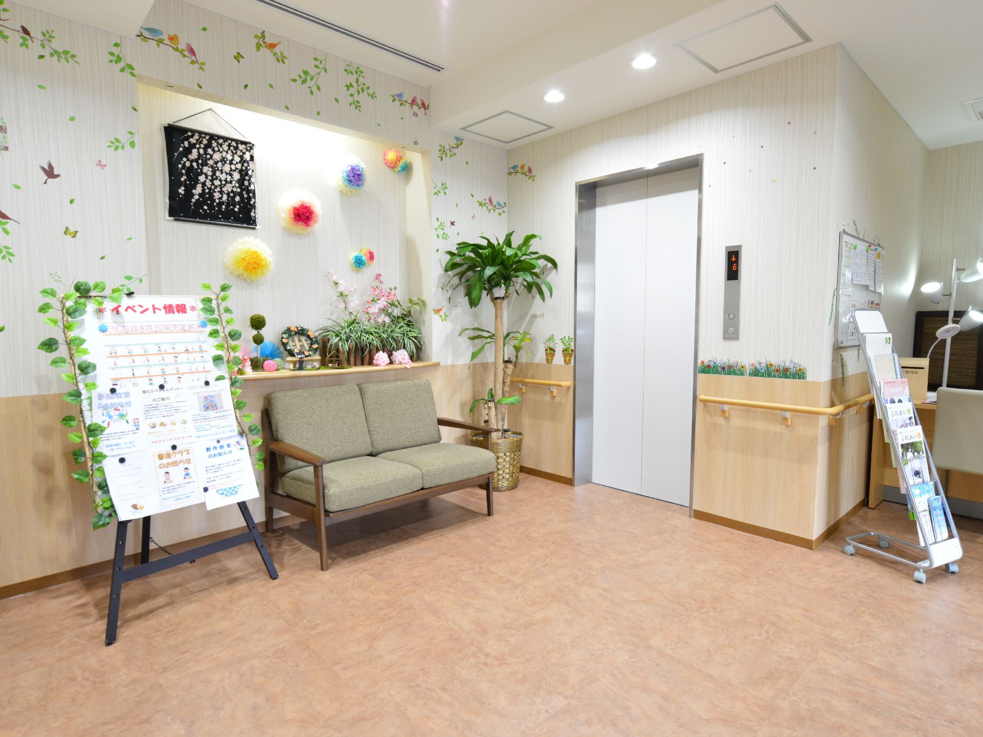エレベーターの前には観葉植物が飾られていて、ソファーが置かれている。ソファーで休憩することも出来る。