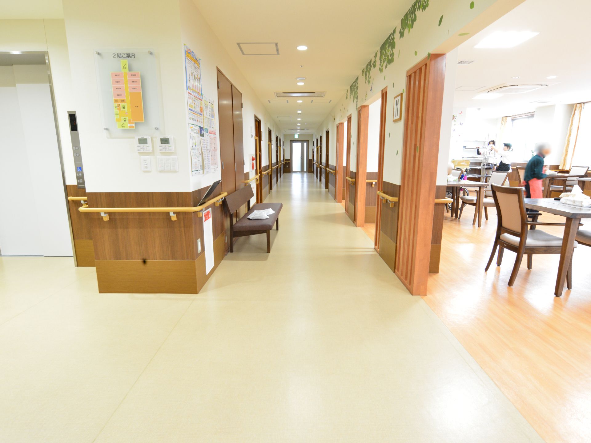 廊下はとても広くリビングとの出入りがしやすくなっている。左側にも右側にも手すりが備え付けられている。