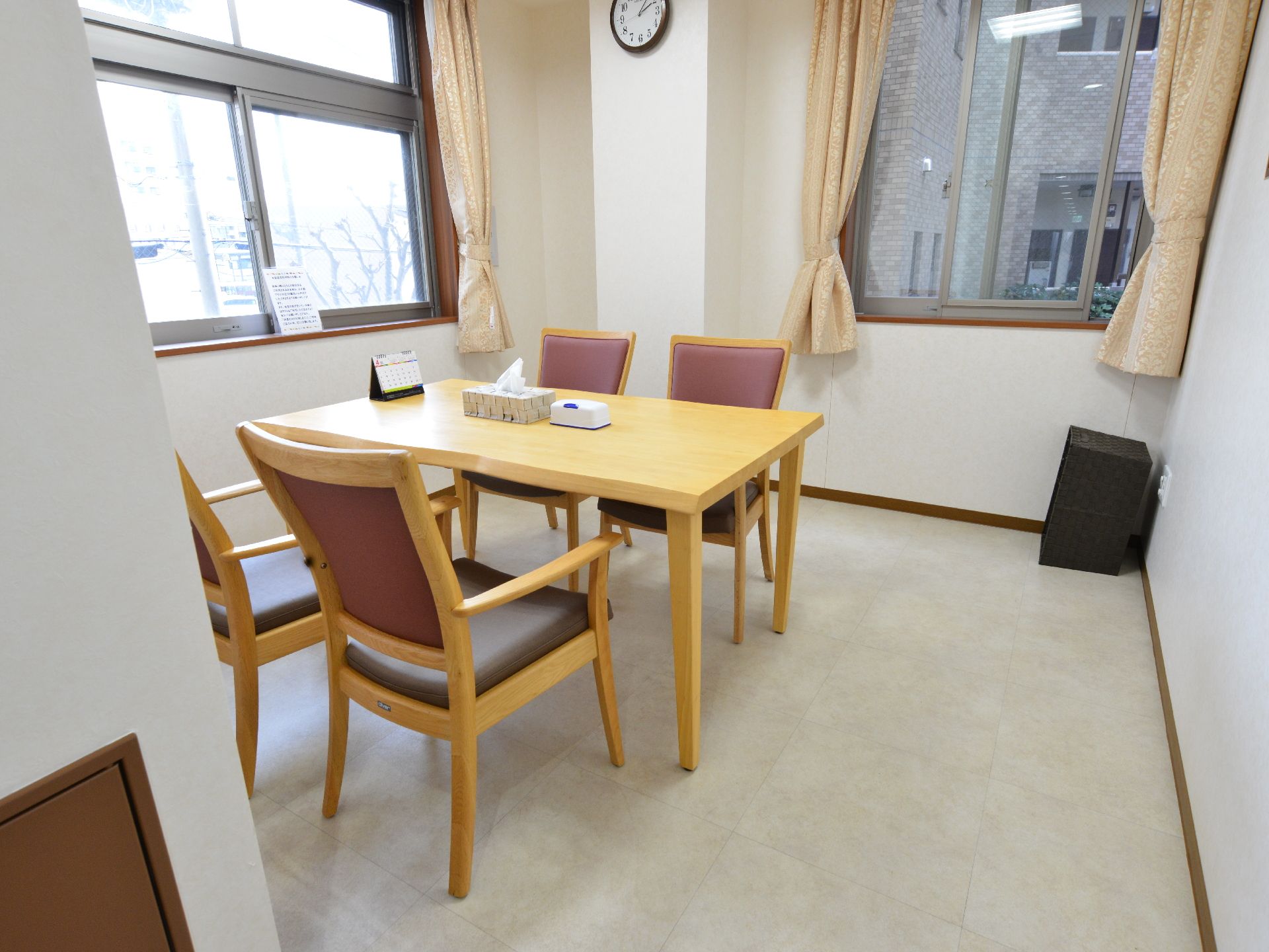 談話室には4台の椅子と一台のテーブルが用意してある。複数人が椅子に座って会話をすることが可能になっている。