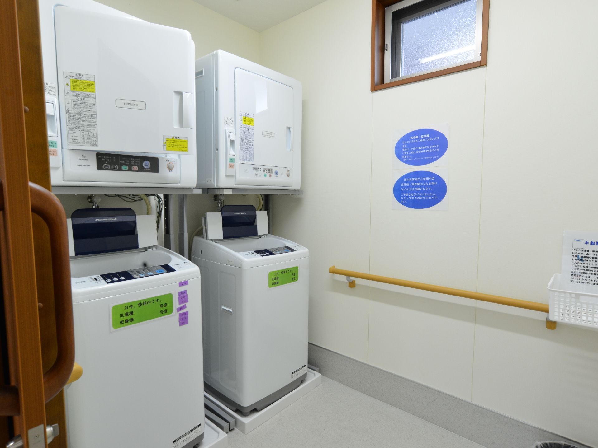 洗濯機が複数台置いてある部屋があるので、洗濯機を使って洗濯をしていただける。また、手すりも設置されている。