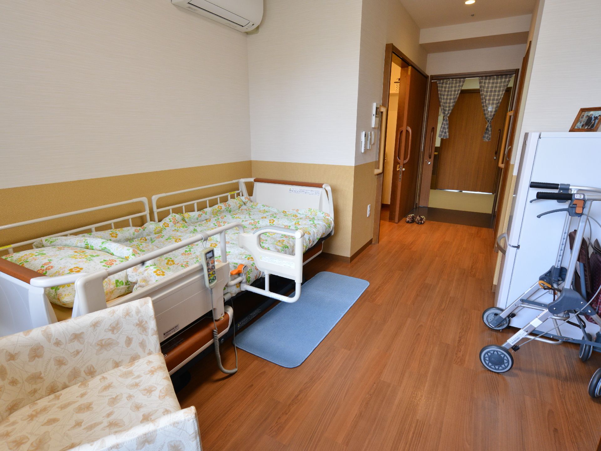 奥行きのあるバリアフリーの空間なので車いすでの移動が便利。入口ののれんが目隠しになる。介護用ベッドで好みの角度に調節可能。