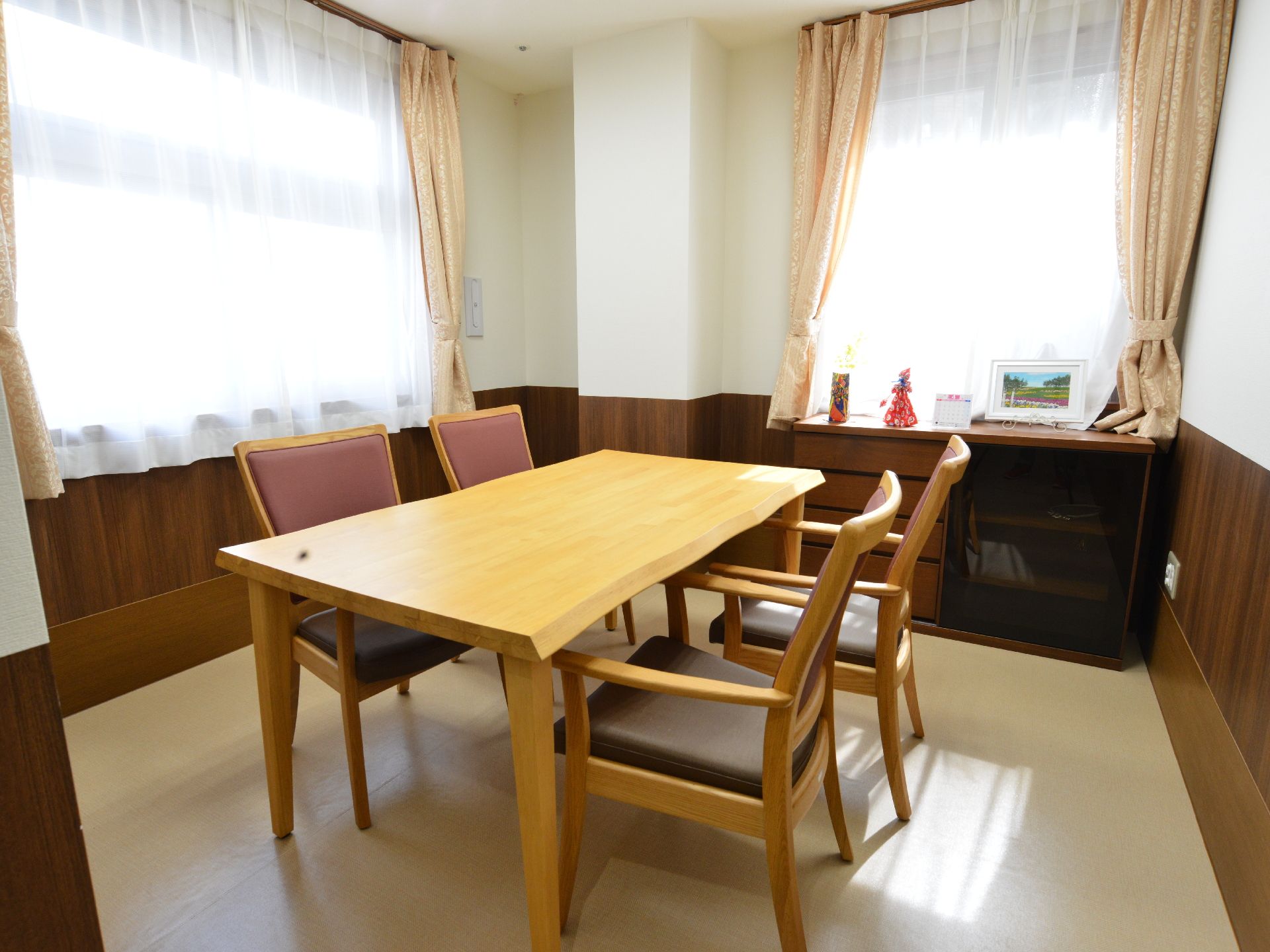 茶系統でまとまった落ち着いた部屋で、4人掛けのテーブルが置かれている。個人的にスタッフと話し合いをしたい時には利用できます