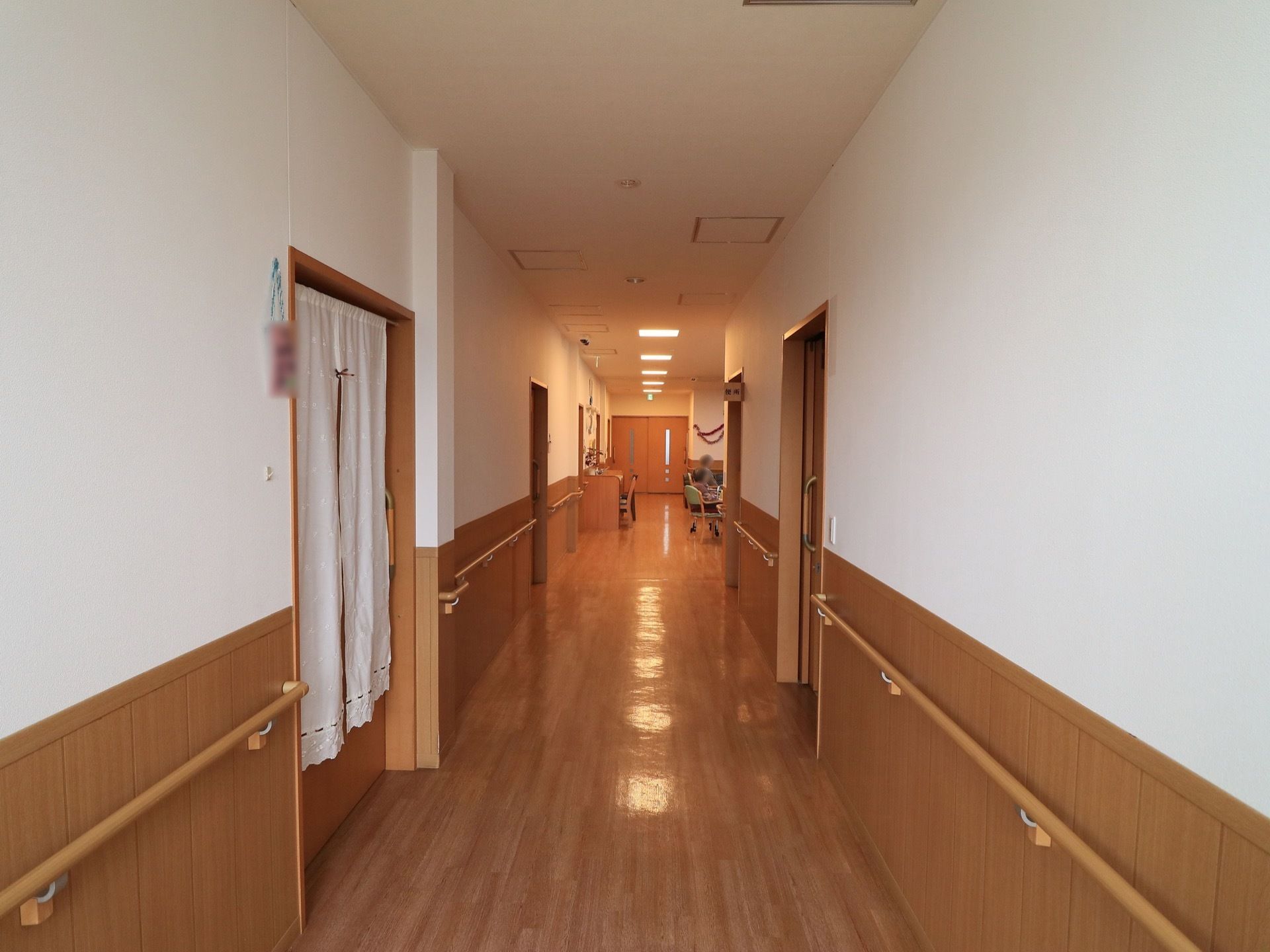 両側に手すりがついており、車椅子同士がすれ違える広さがある。清掃が行き届いている。ツートンカラーですっきりした内装になっている。