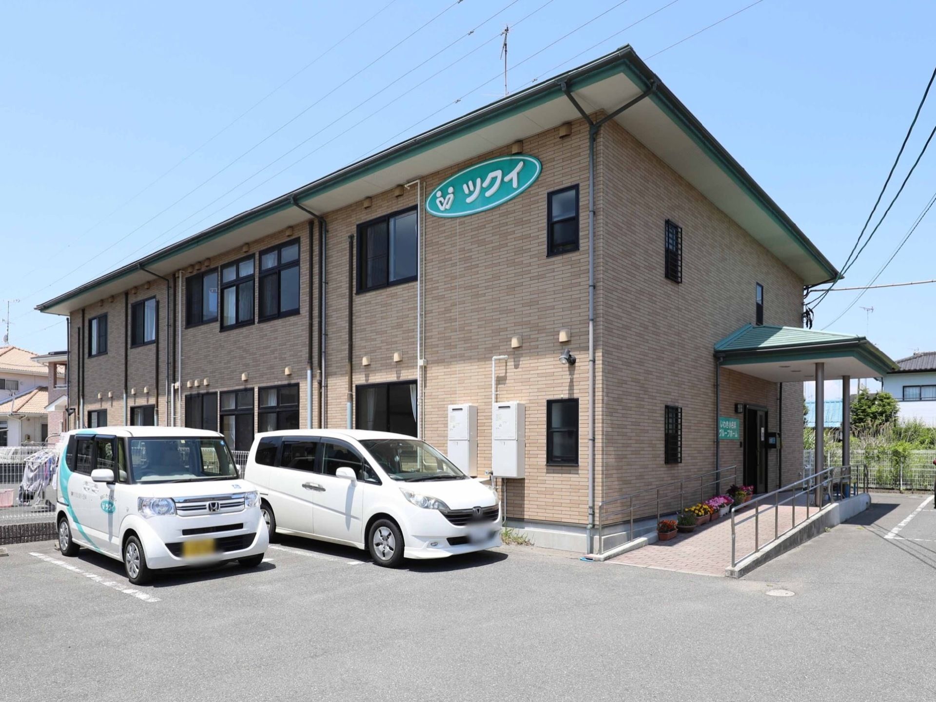 本施設の敷地内には広々とした駐車場が完備されている。家族の方や来訪者様が便利に利用することができる。