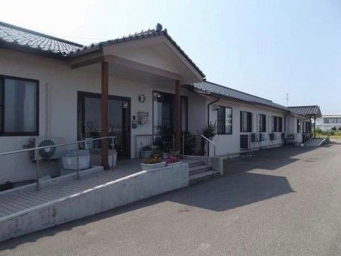 アットホームな雰囲気のある平屋建てである。エントランスまでは、手すりの付いた階段やスロープが完備されているので、安心して通行ができる。