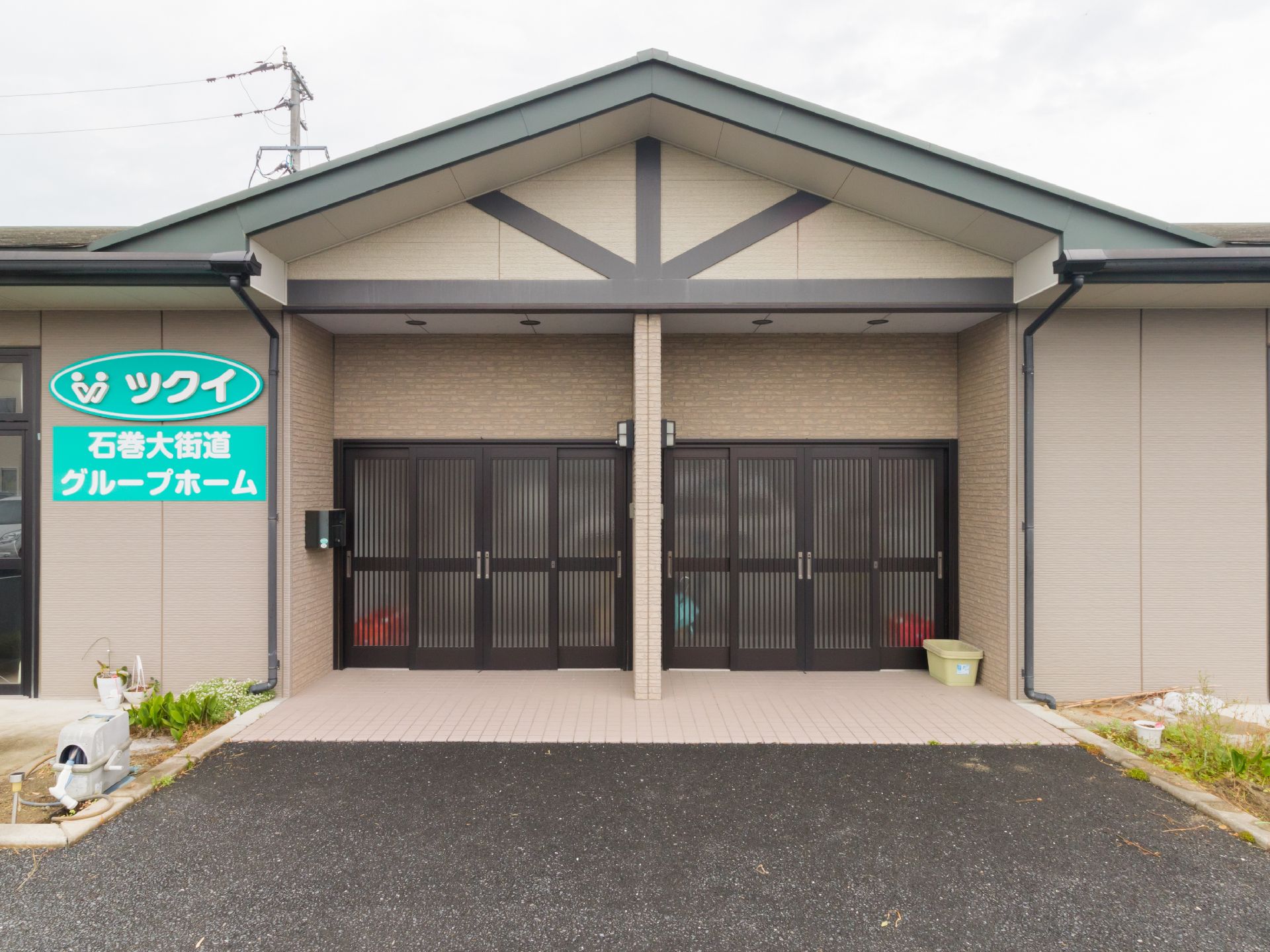 玄関は左右対称の作りとなっており、ドアは両開きの為、間口が広くなっている。特に段差もないので車いすや杖を使用される方でも躓き等の心配が無い。