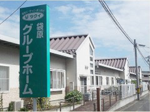 等間隔に三角の屋根が突き出している、平屋造りの白い建物
