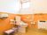 温水洗浄便座が付いた洋式トイレが設置されている。壁にはL字の手すりとナースコールが取り付けられている。