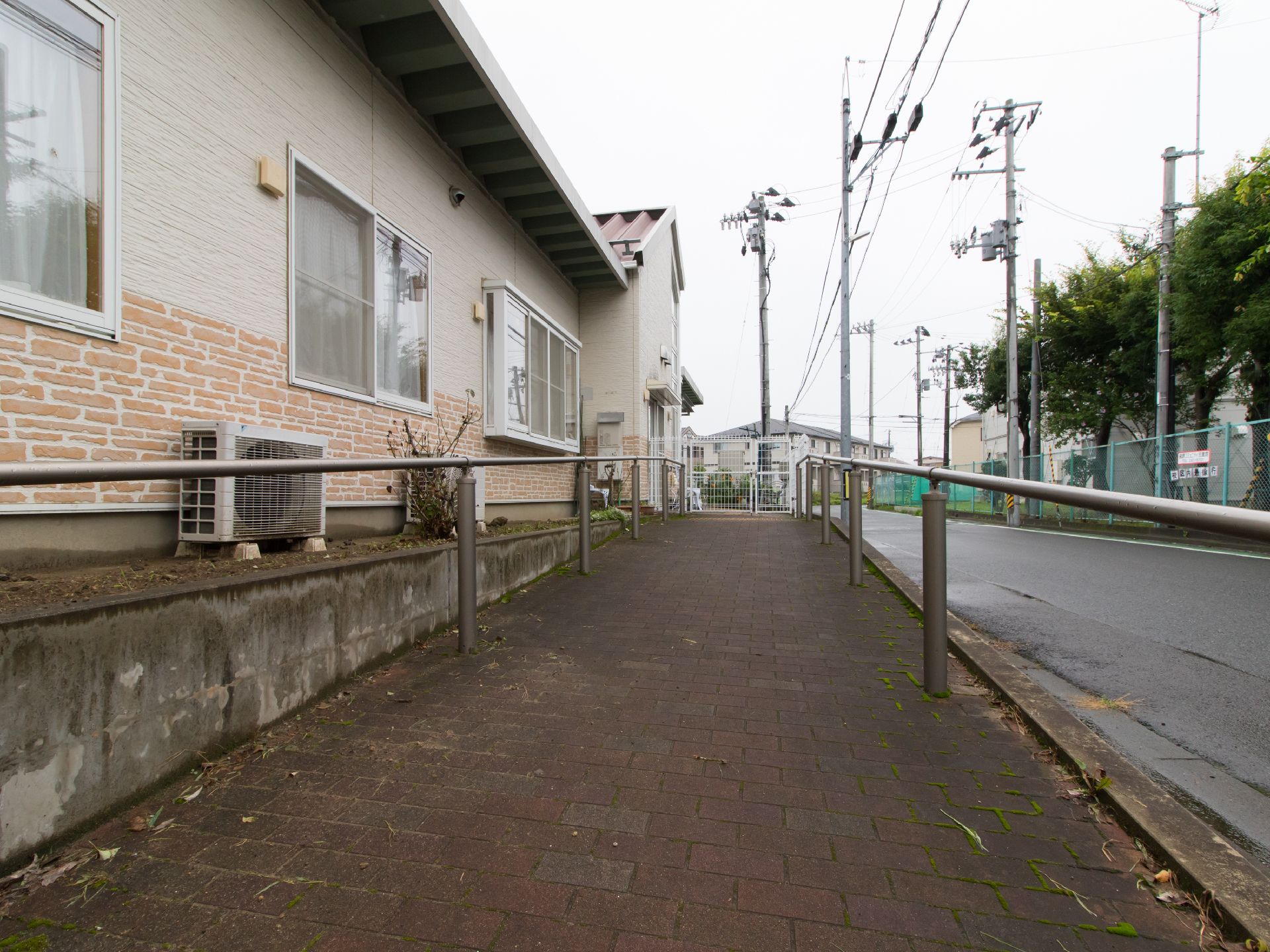 外の道は建物に沿ってスロープになっている。緩やかな傾斜で車椅子でも利用し易い。手すりがあり、足腰の弱った方も安心して歩ける。