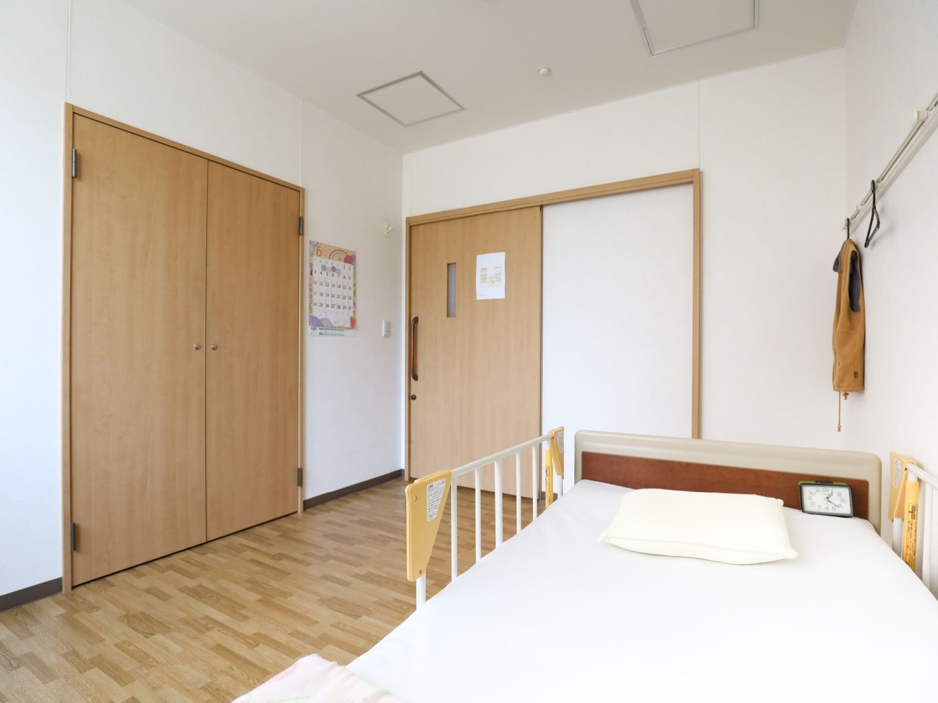 居室のドアは幅の広い引き戸となっていて、楽に出入りできる。木のぬくもりを感じるプライベート空間でゆったりくつろげる。