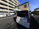 介護施設の外観と駐車場