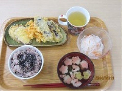 木製のトレイに盛りつけられた、お赤飯やお吸い物などのメニュー