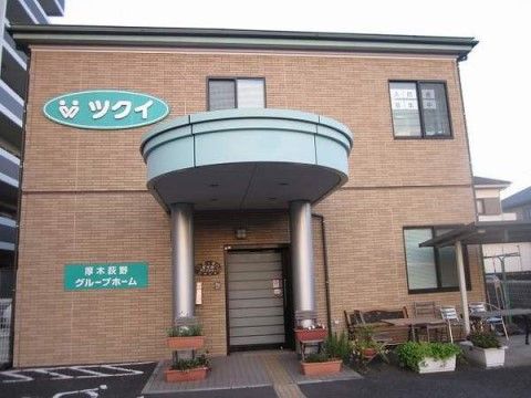 2階建ての建物で、建物のそばに駐車場がある。入口そばにはテラス席が設置されている。植物が栽培されており明るい雰囲気がある。