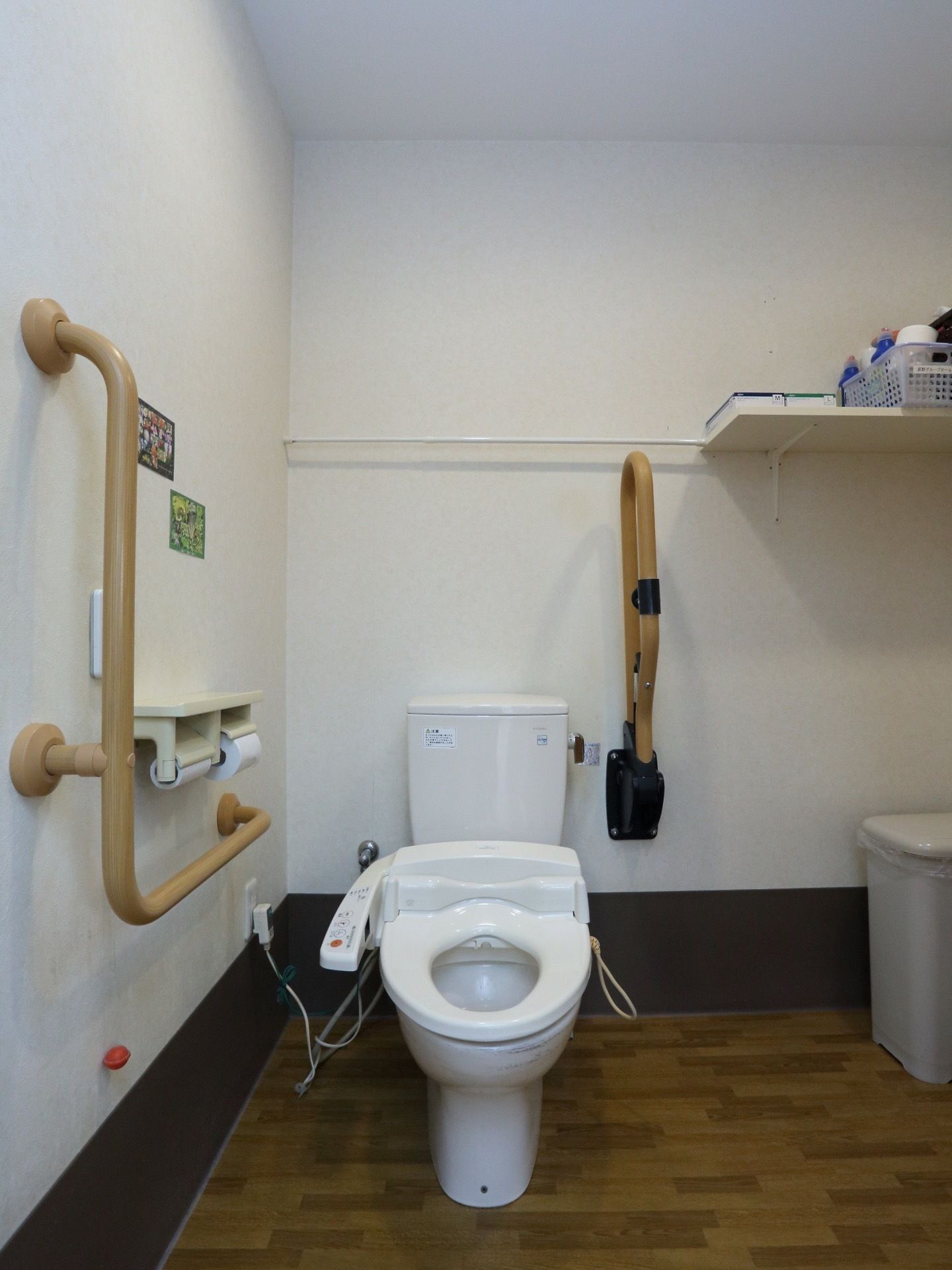 トイレは温水洗浄便座付きである。壁にはＬ字型と折り畳み式の手すりを取り付け、ナースコールを完備している。