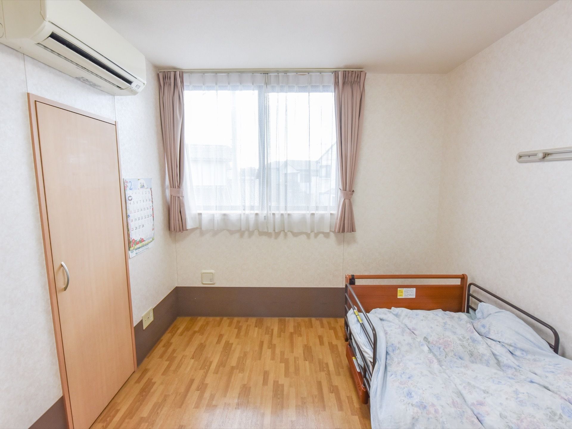 居室は個室が用意されている。介護ベッドやクローゼット、エアコンが備え付けられている。レールフックが壁に取り付けられている。