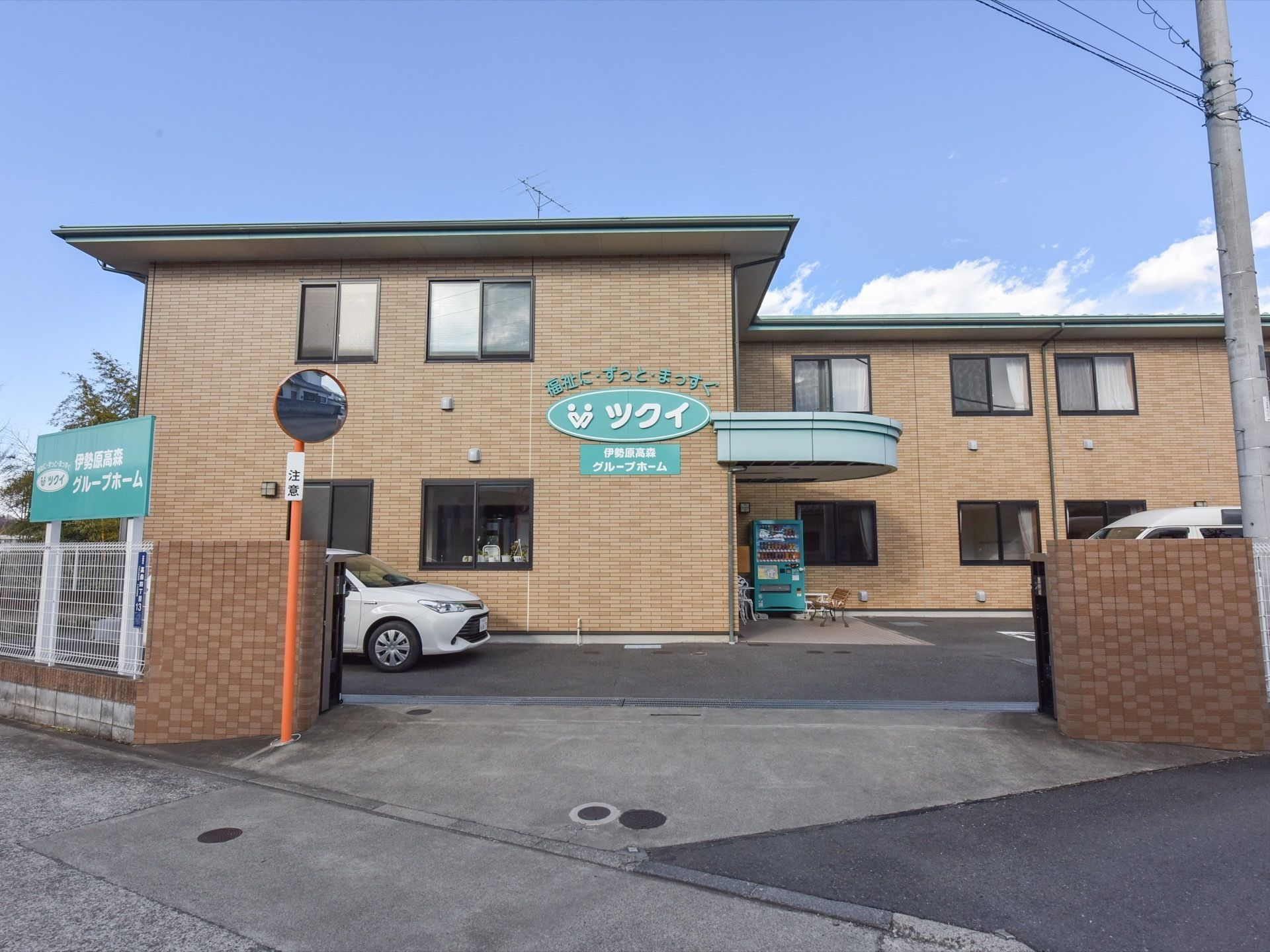 施設は、茶色いタイル張りの鉄骨2階建てである。駐車場が建物前に設けられている。ひさし付きのエントランスには、自販機やベンチが置かれている。