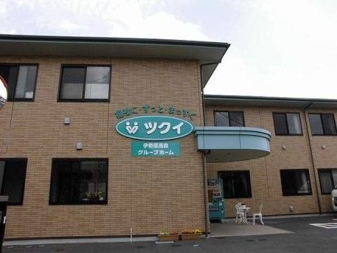 レンガ調デザインの施設外観。