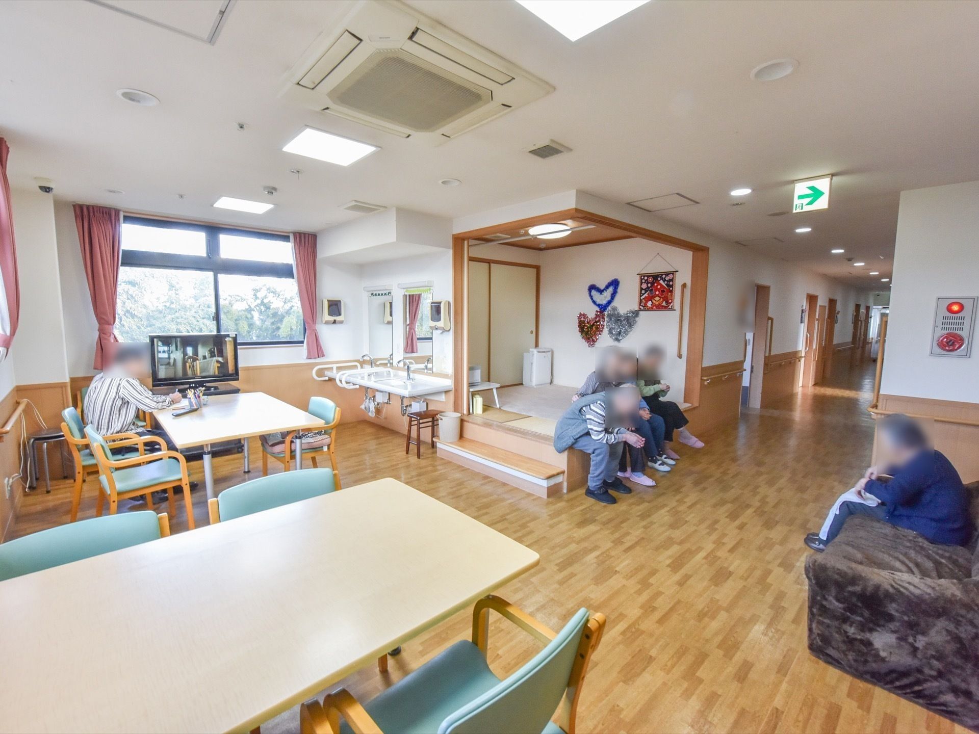 共有スペースでくつろぐご入居者様の様子。