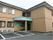 鉄筋造り2階建ての施設である。エントランスには屋根が付いており、壁際にベンチが置かれている。建物前に駐車場が設けられている。