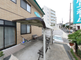 屋外にある穏やかな介護施設