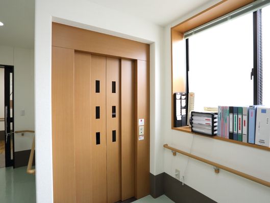 エレベーター前