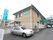 2階建施設の1階には、庭に面して屋根がついている洗濯物干し場が設置されている。建物の横と前に駐車場が設けられている。