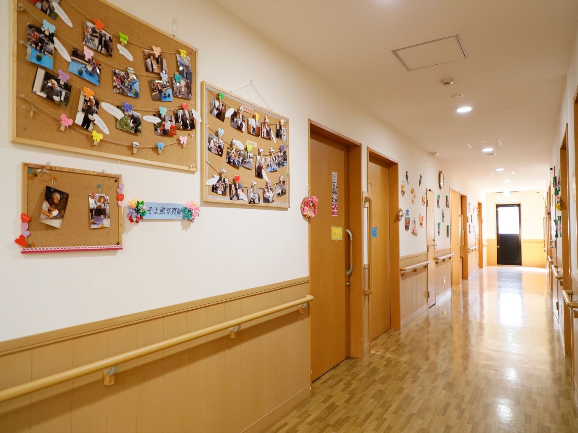 通路には対面式に部屋が並んでいる。壁には施設で撮られた写真が飾られており、皆の明るい雰囲気を写し出している。