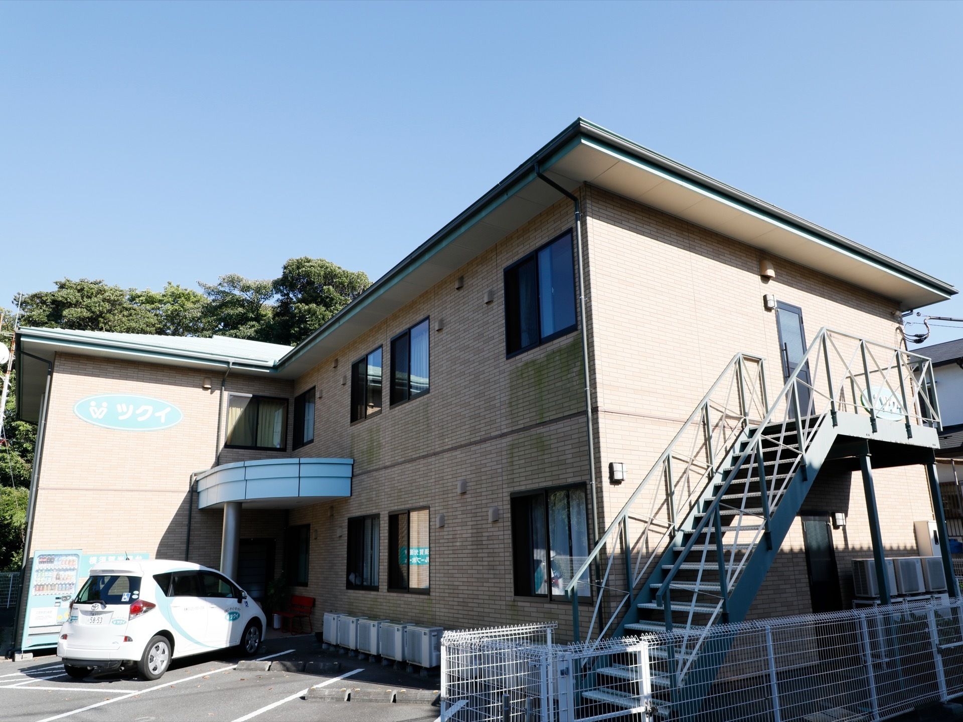 ２階建ての建物は、一見すると普通のアパートのように見える。駐車場がすぐ目の前にあるので、移動の負担が少なくなっている。