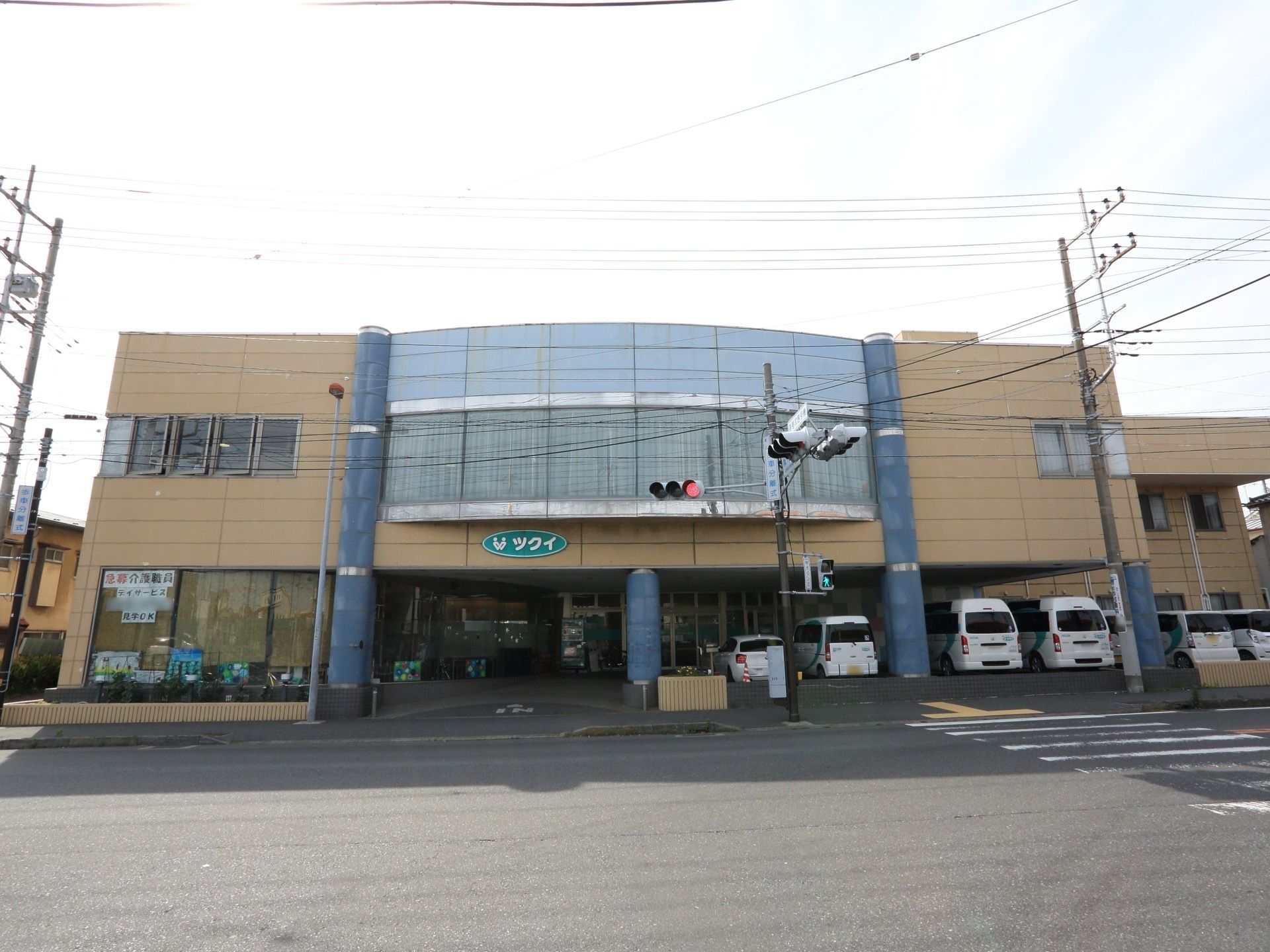 鉄筋コンクリート建ての施設である。道路側の外壁には、楕円形で緑色の地に白色の施設名称が印字されており、確認が容易である。