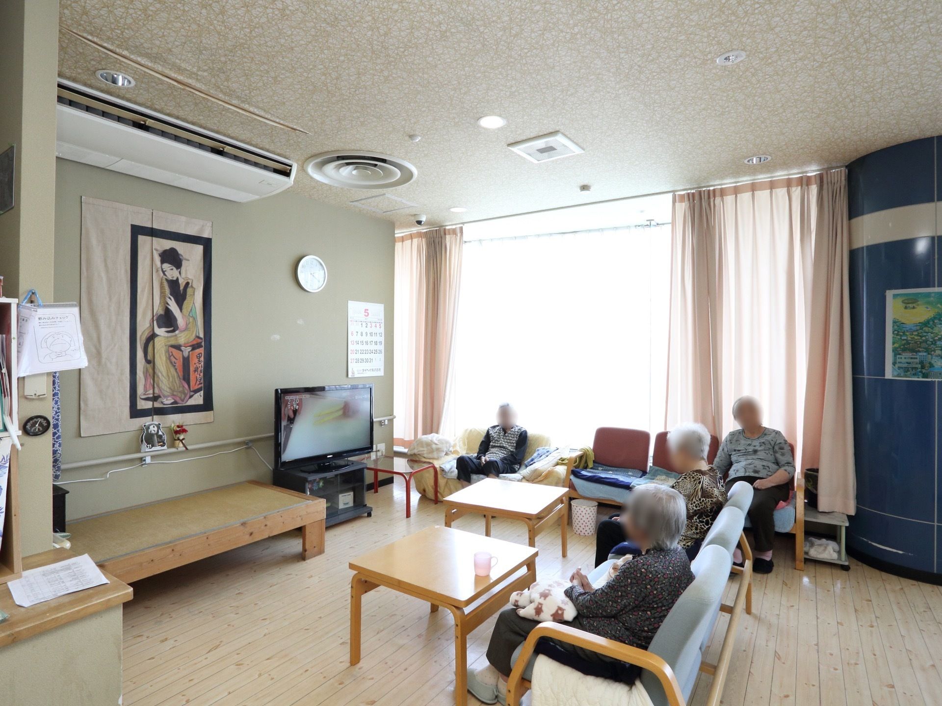 明るく広い空間の共有スペースにはテレビが設置されており、入居者様は休憩の際には自由に視聴することが可能である。