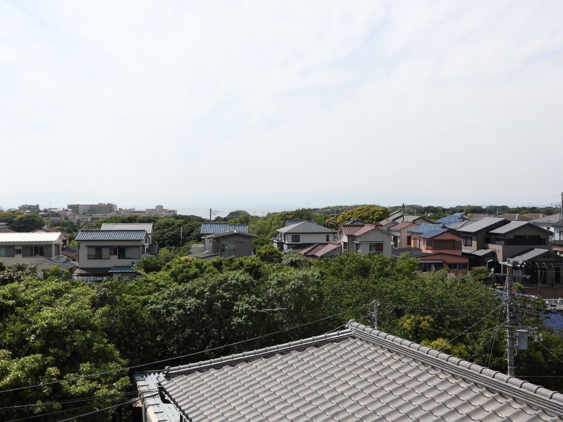 施設からは緑豊かな住宅地を見渡すことができ幹線道路から離れているため、静かな環境で過ごすことができる。