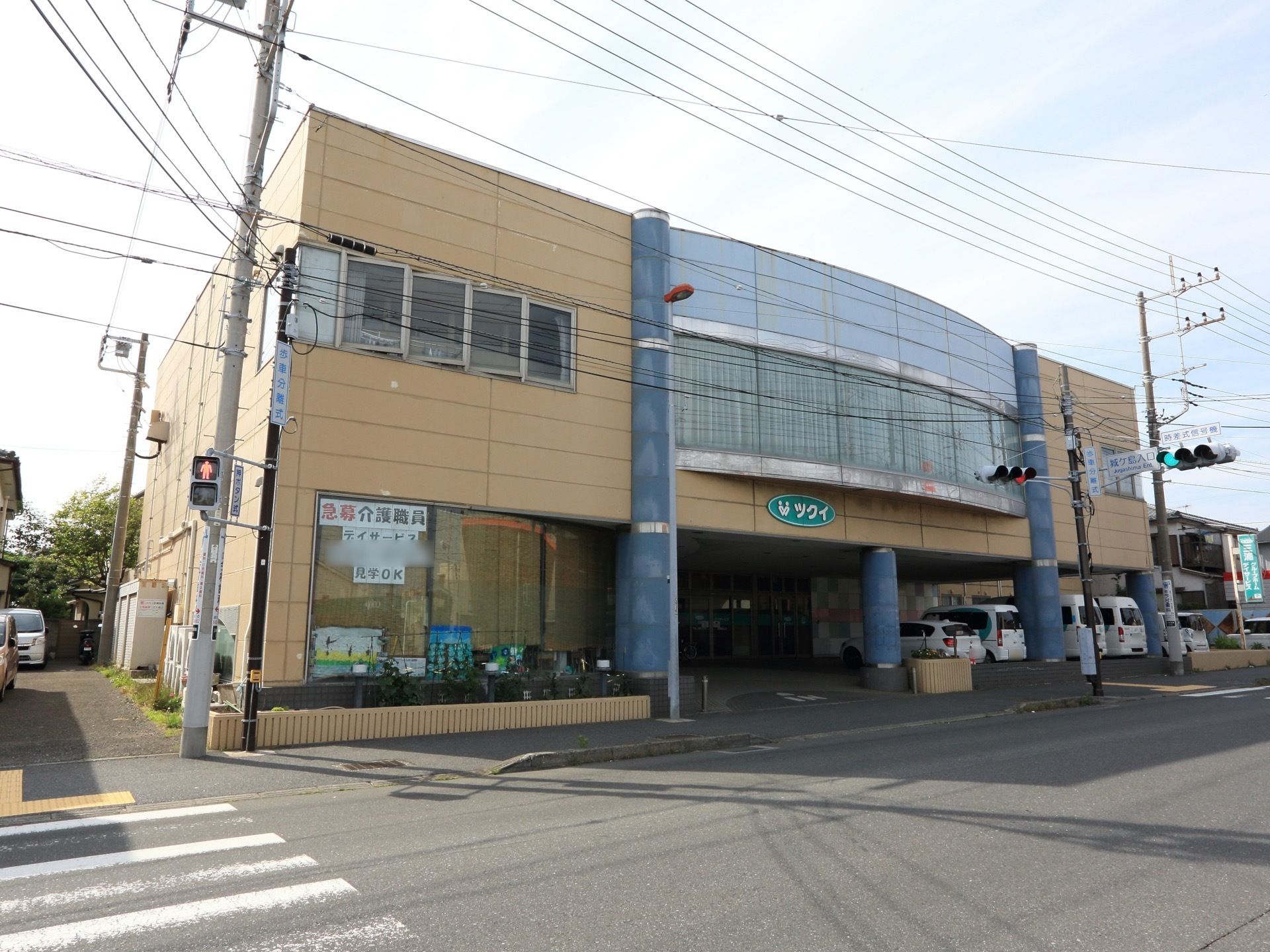 施設の建物の中心部は水色の柱と外壁になっており、透明ガラスで採光の確保もされたデザイン性のある建物になっている。