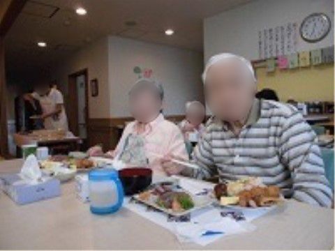 ダイニングに集まって食事を楽しんでいる２名の入居者様