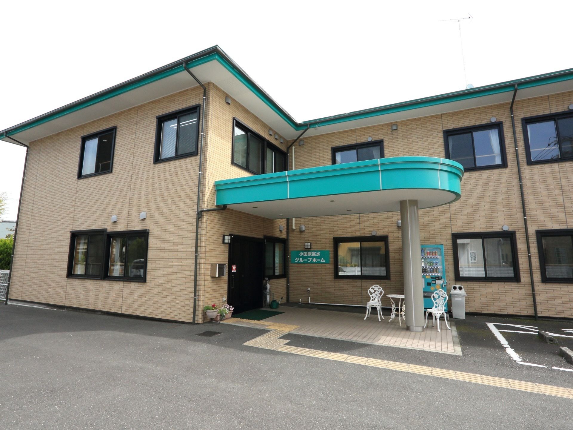 鉄骨造り２階建てのグループホームである。24時間スタッフが常駐しており、防災設備が充実した施設である。