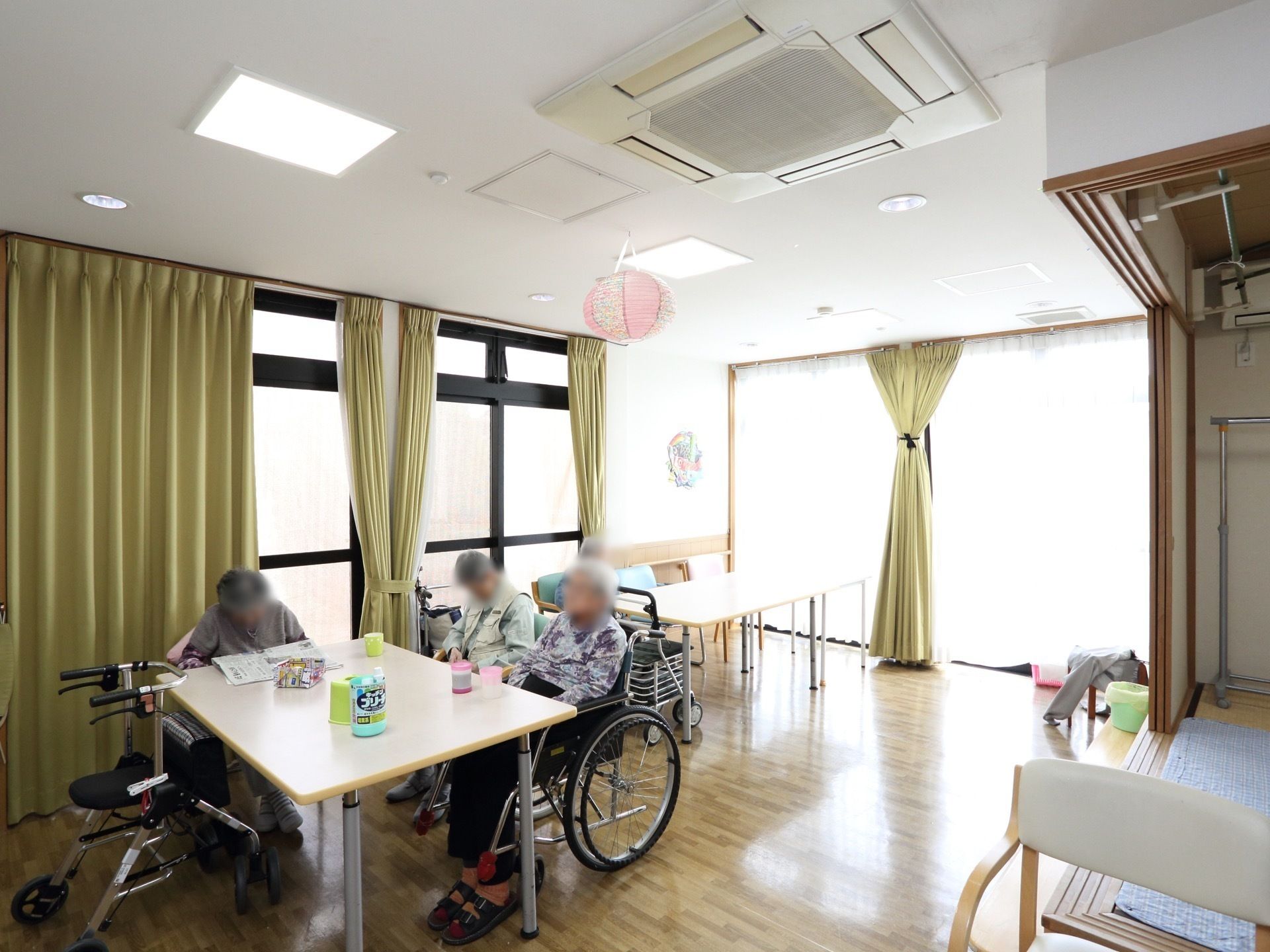 大きな窓から日差しが入る共有スペース。
