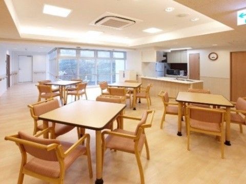 4人掛けのテーブルが複数設置された共有スペース
