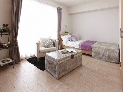 ベッドやソファーが設置された居室