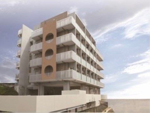 海に面した高層マンション風の建物である。バルコニーから素晴らしい景色をながめながら、洗濯物や布団が干せる。