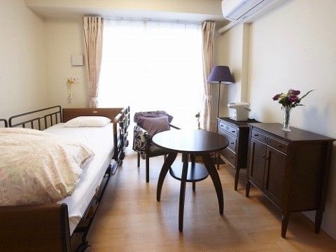白を基調とした日当たりのよい居室である。大きな窓が完備されているので風通しがよく、住みやすい環境である。