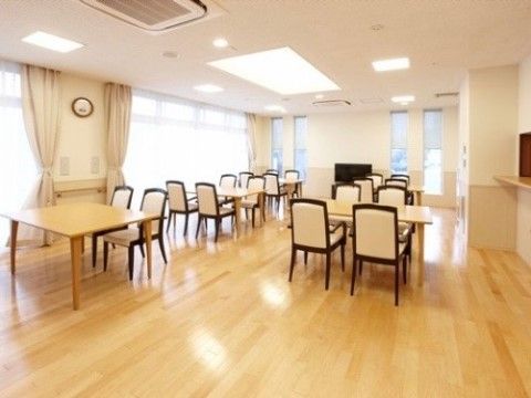 十分な広さのある日当たりのよいリビングである。壁には手すりが完備されているので、しっかりとつかまって安全に歩行していただける。