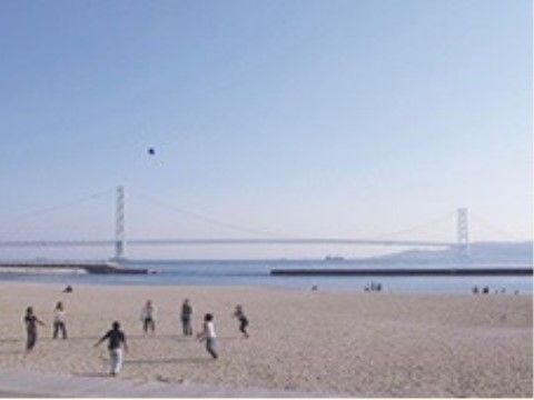 施設の近くには、海岸沿いの公園がある。天気のよい日には、ウォーキングや散歩に出かけてのんびりと過ごしていただける。