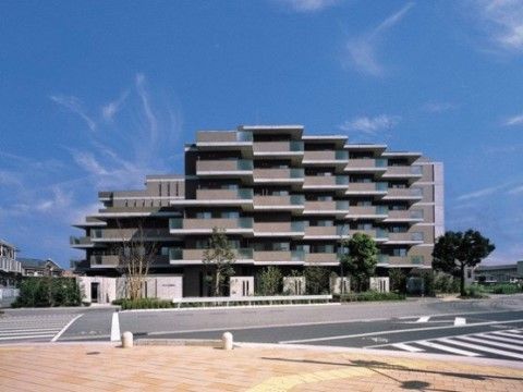 6階建ての介護付き有料老人ホームの外観