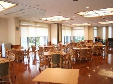 カジュアルレストランを思わせるような開放感のあるダイニングルームである。外の景色を眺めながら、のんびりと召し上がっていただける。