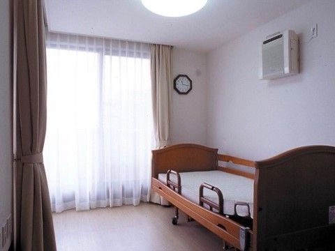 白を基調としたシンプルな居室である。床はホコリの溜まりにくいフローリング材なので、アレルギーの方でも快適に過ごせる。
