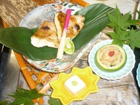 和風の食事が並ぶダイニングテーブル