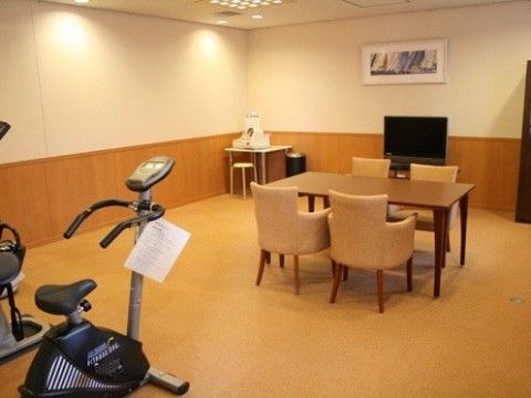 共有スペースには、解説の書かれた紙がぶら提げられたエアロバイクと、前後左右に揺れる体幹トレーニングマシンが置かれている。