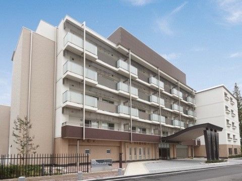 5階建ての介護付き有料老人ホームの外観