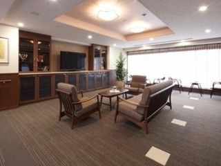 テレビとソファーが設置された共有スペース