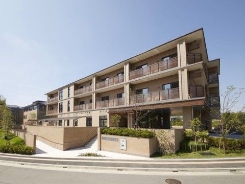 3階建ての介護付き有料老人ホームの外観
