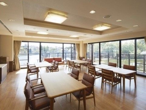 4人掛けのテーブルが複数設置された共有スペース